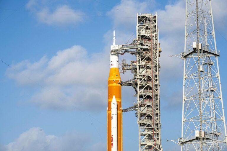 Rakieta SLS wraz z kapsułą Orion na wyrzutni startowej