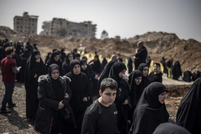 Pogrzeb dziennikarzaMohammada Sherri, jego żony oraz ratownika medycznego Bassela Atwiego zabitych w izraelskim nalocie w Bejrucie. Fot. Bruno Thevenin/Anadolu via Getty Images