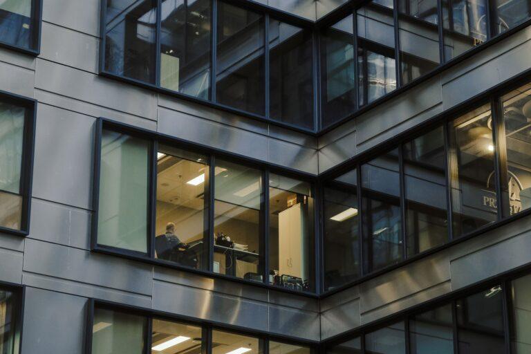 Pracownik w biurze na Woli w Warszawie