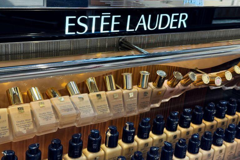 Kosmetyki Estee Lauder na półce sklepowej