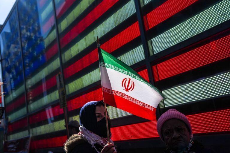 protestujący z flagą iranu