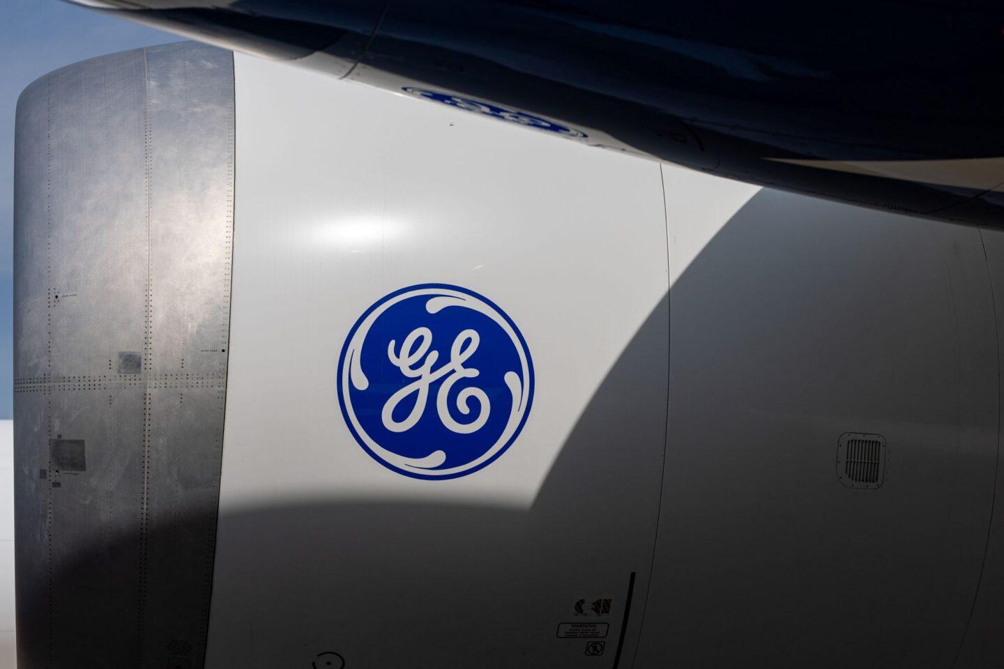 Silnik samolotu z logo GE Aerospace