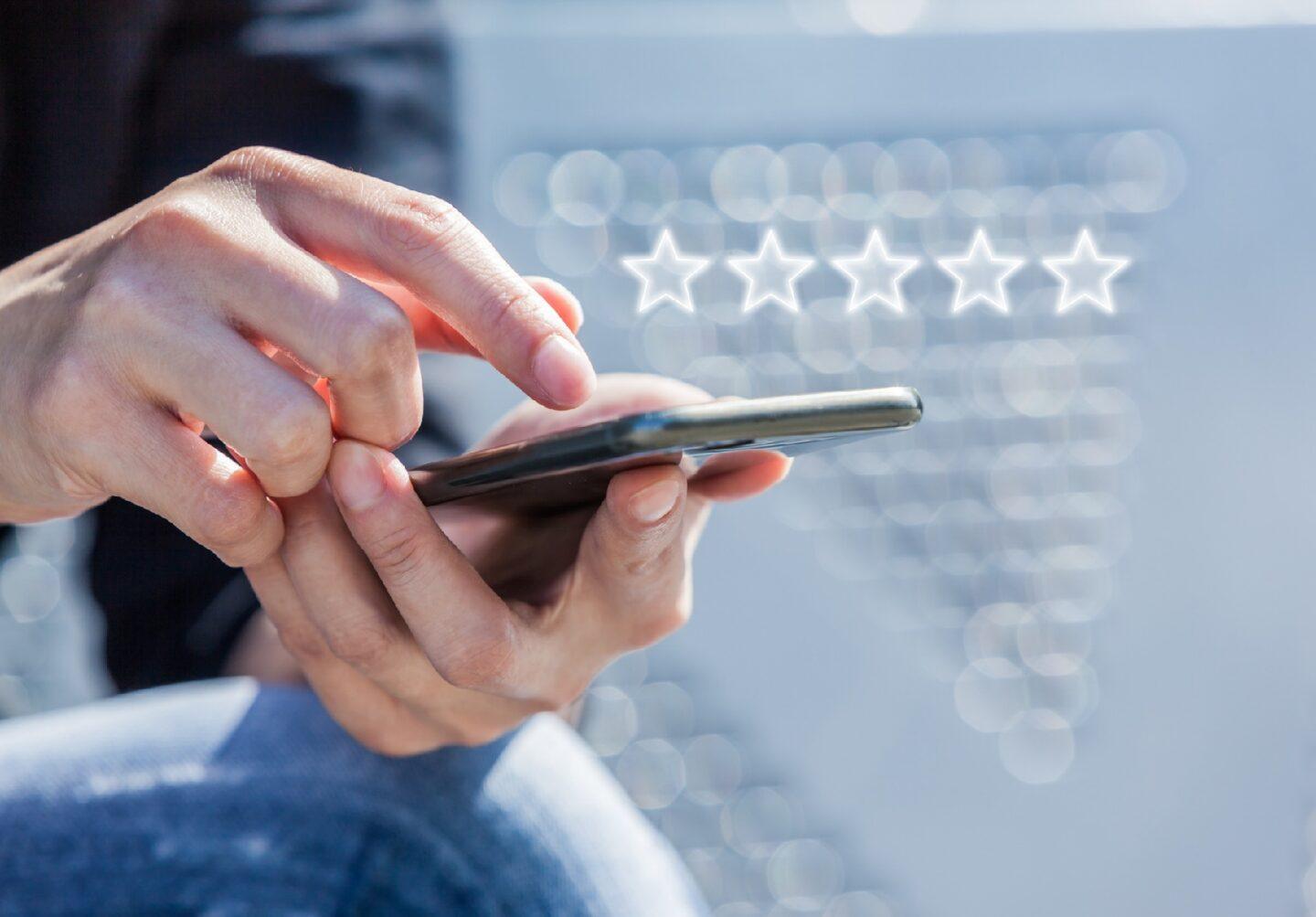 Mężczyzna wystawiający opinię w sieci