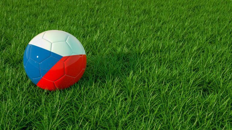 piłka we flagę czeską na trawie