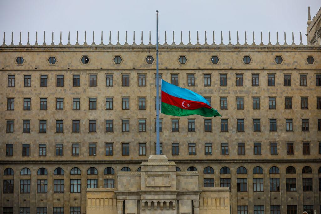 Rządowe budynki w Baku i flaga Azerbejdżanu