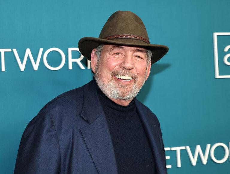 Uśmiechnięty James Dolan w kapeluszu