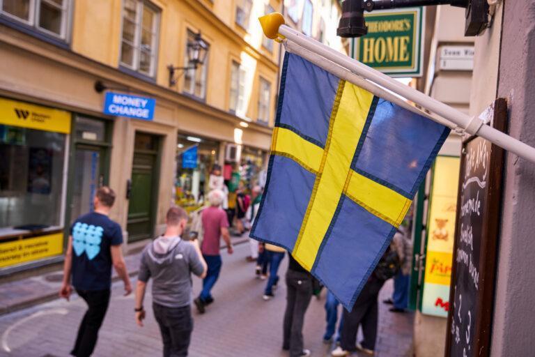 Flaga Szwecji na jednej z ulic Sztokholmu