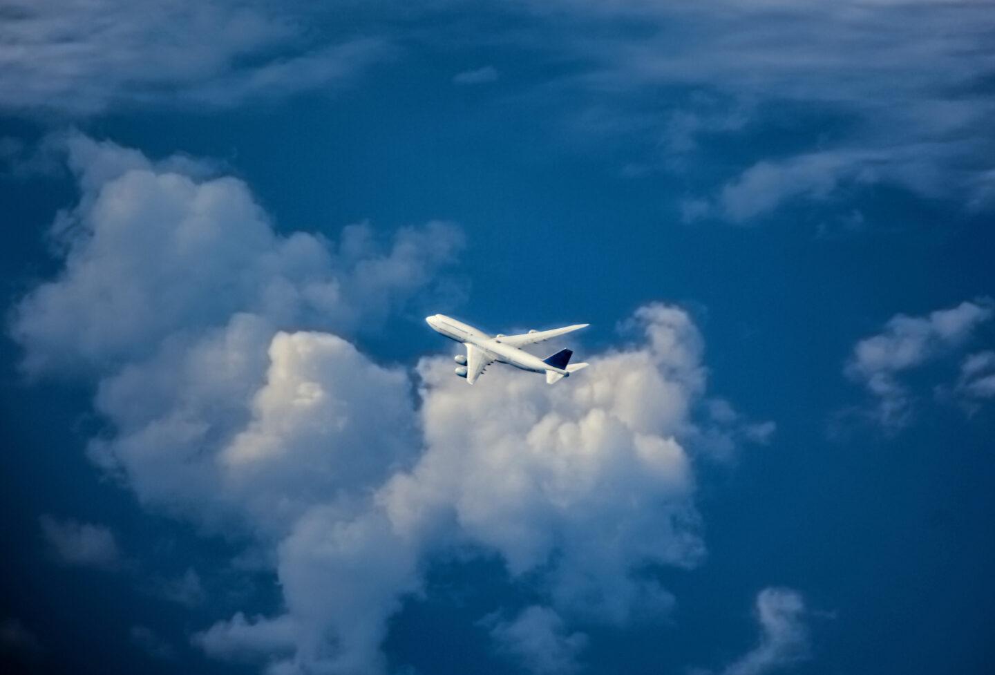 Odrzutowiec lecący nad chmurami