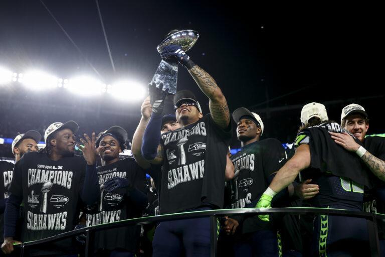 Drużyna Seattle Seahawks podnosi trofeum po mistrzostwie w NFL