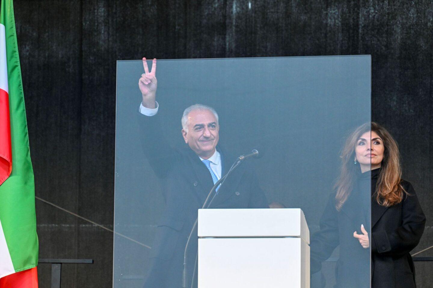 Reza Pahlawi i jego żona Jasmine Pahlawi podczas demonstracji w sprawie praw człowieka w Iranie, która odbyła się w czasie trwania konferencji bezpieczeństwa Monachium w Niemczech w lutym 2026 roku.