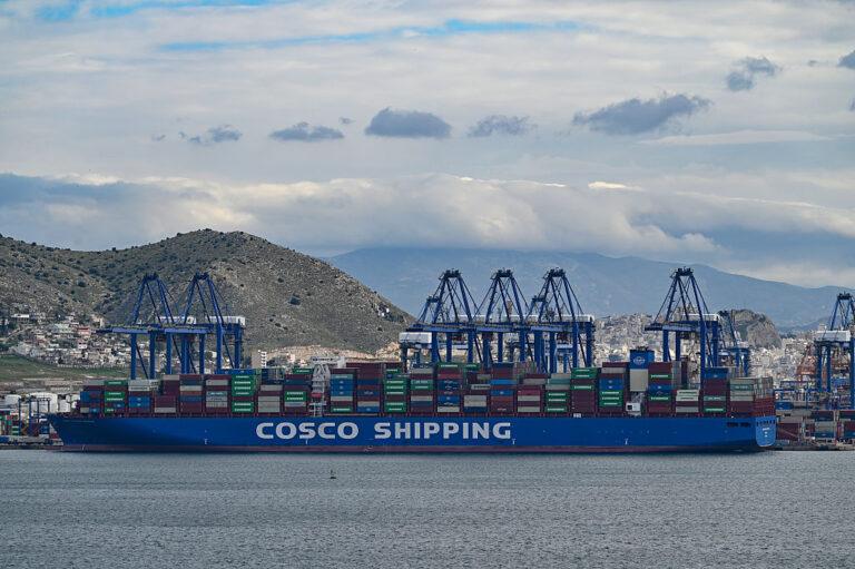Kontenerowiec z logo COSCO