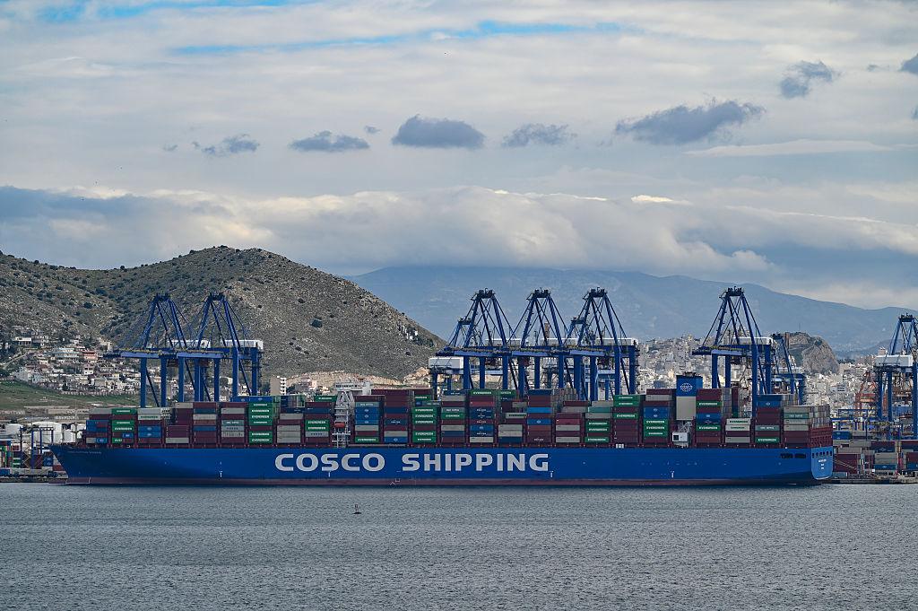 Kontenerowiec z logo COSCO