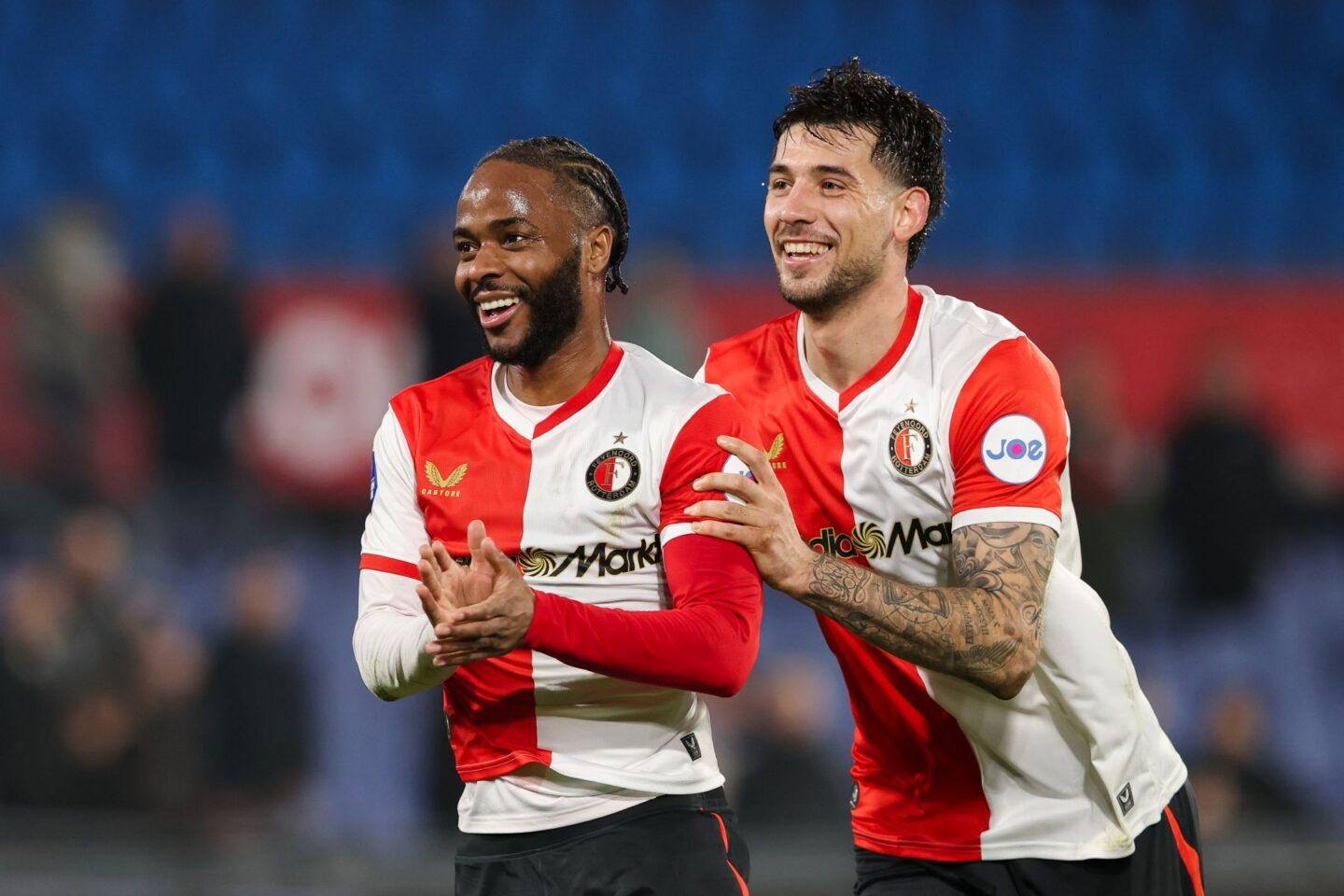 Raheem Sterling i Jakub Moder, ofensywni piłkarze Feyenoordu Rotterdam, dziękują kibicom za doping po zwycięstwie nad SC Telstar w meczu holenderskiej Eredivisie
