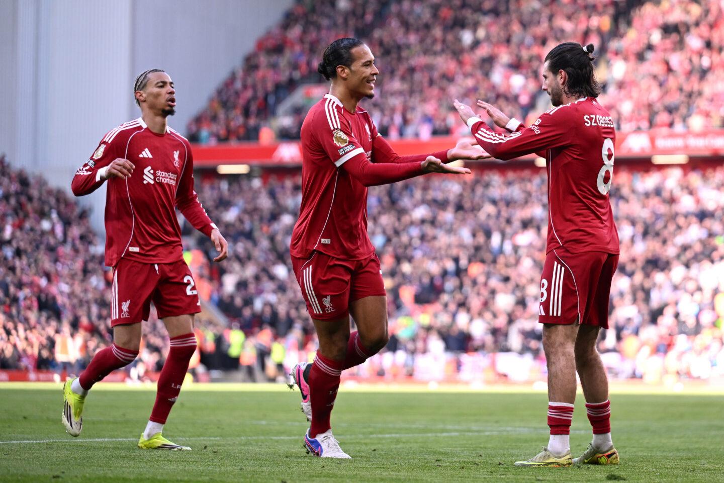 Piłkarze Liverpoolu celebrują gola na Anfield