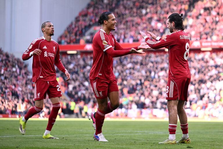 Piłkarze Liverpoolu celebrują gola na Anfield