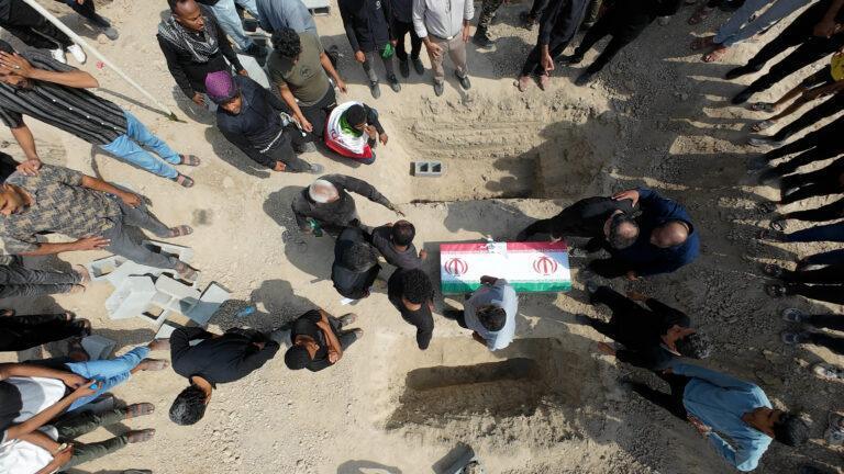 Pogrzeb jednej z ofiar ataku na szkołę dziewcząt w irańskim mieści Minab