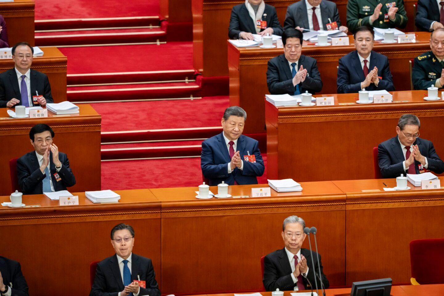 Prezydent Chin Xi Jinping (w środku), premier Li Qiang (z prawej) i prezes Ludowej Politycznej Konferencji Konsultatywnej Chin Wang Huning podczas Ogólnochińskiego Zgromadzenia Przedstawicieli Ludowych (OZPL), w dniach 5-8 marca 2026 roku. 2026.