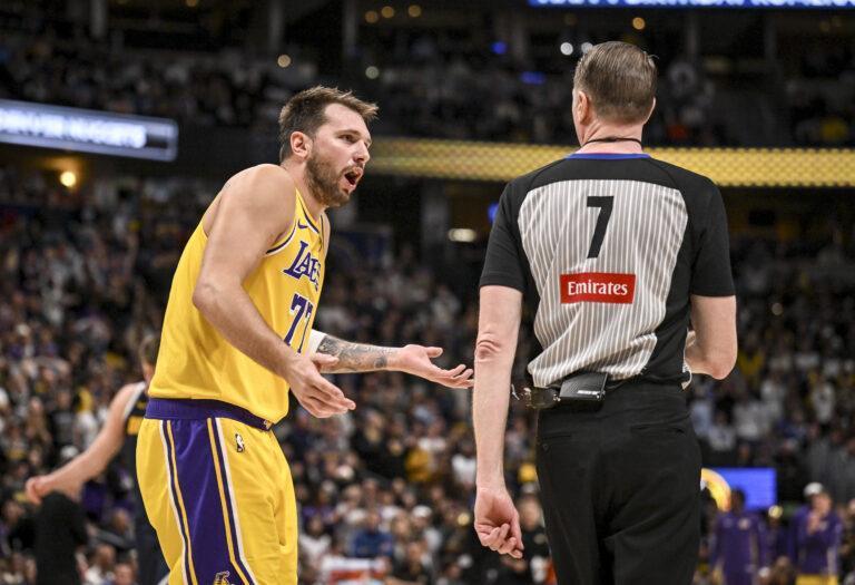 Luka Doncić narzeka do sędziego podczas meczu NBA