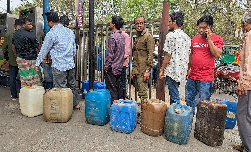 Kolejka osób z kanistrami po benzynę w Bangladeszu