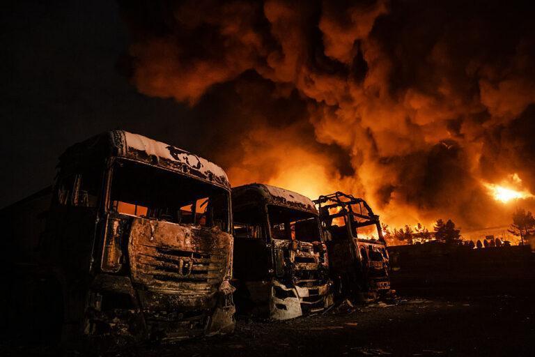 Płonące samochody po nocnym ostrzale