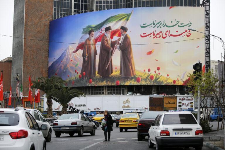 Baner w centrum Teheranu, przedstawiający przekazanie flagi Iranu przez Aliego Chameneiego w ręce jego syna i kolejnego najwyższego przywódcy kraju Modżtaby Chameneiego