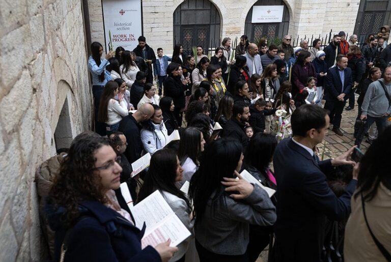 Wierni w trakcie Niedzieli Palmowej we wschodniej Jerozolimie