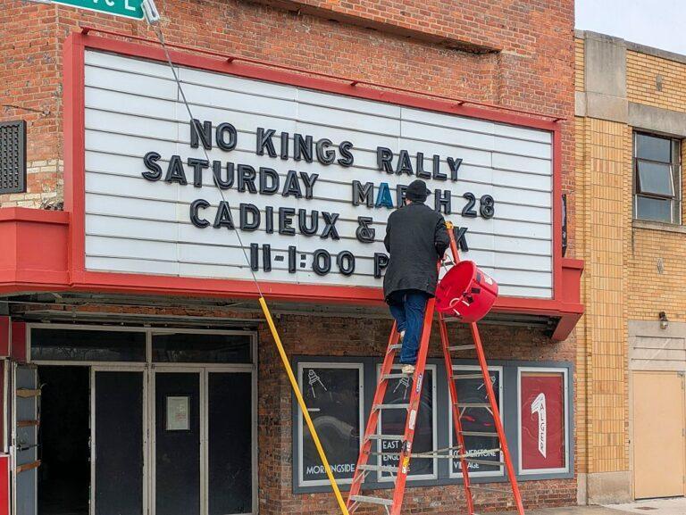 Informacja o proteście na kinie w miasteczku w USA