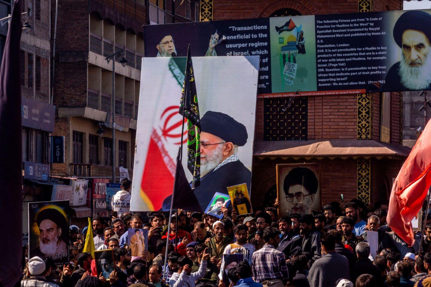 Szyiccy muzułmanie z Kaszmiru gromadzą się w centrum miasta podczas marszu protestacyjnego przeciwko USA i Izraelowi, po tym jak Najwyższy Przywódca Iranu, ajatollah Ali Chamenei, zginął w izraelsko-amerykańskich atakach 1 marca 2026 roku w Śrinagarze w Indiach.