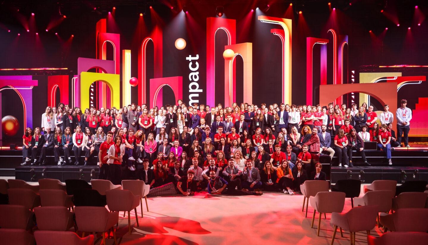 Grupa wolontariuszy na scenie podczas wydarzenia Impact 2025