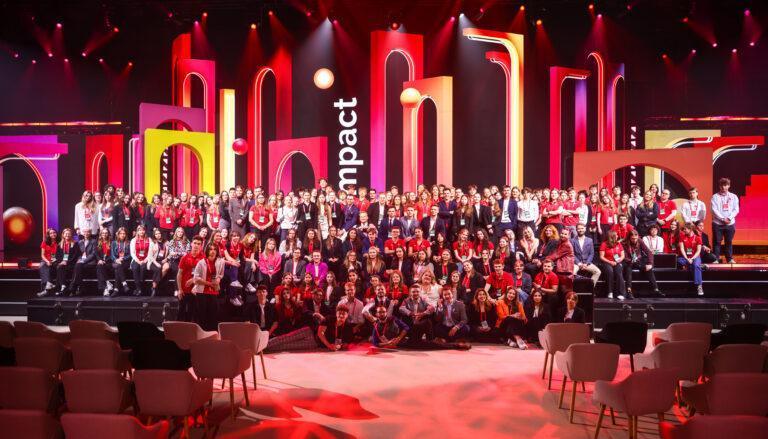 Grupa wolontariuszy na scenie podczas wydarzenia Impact 2025