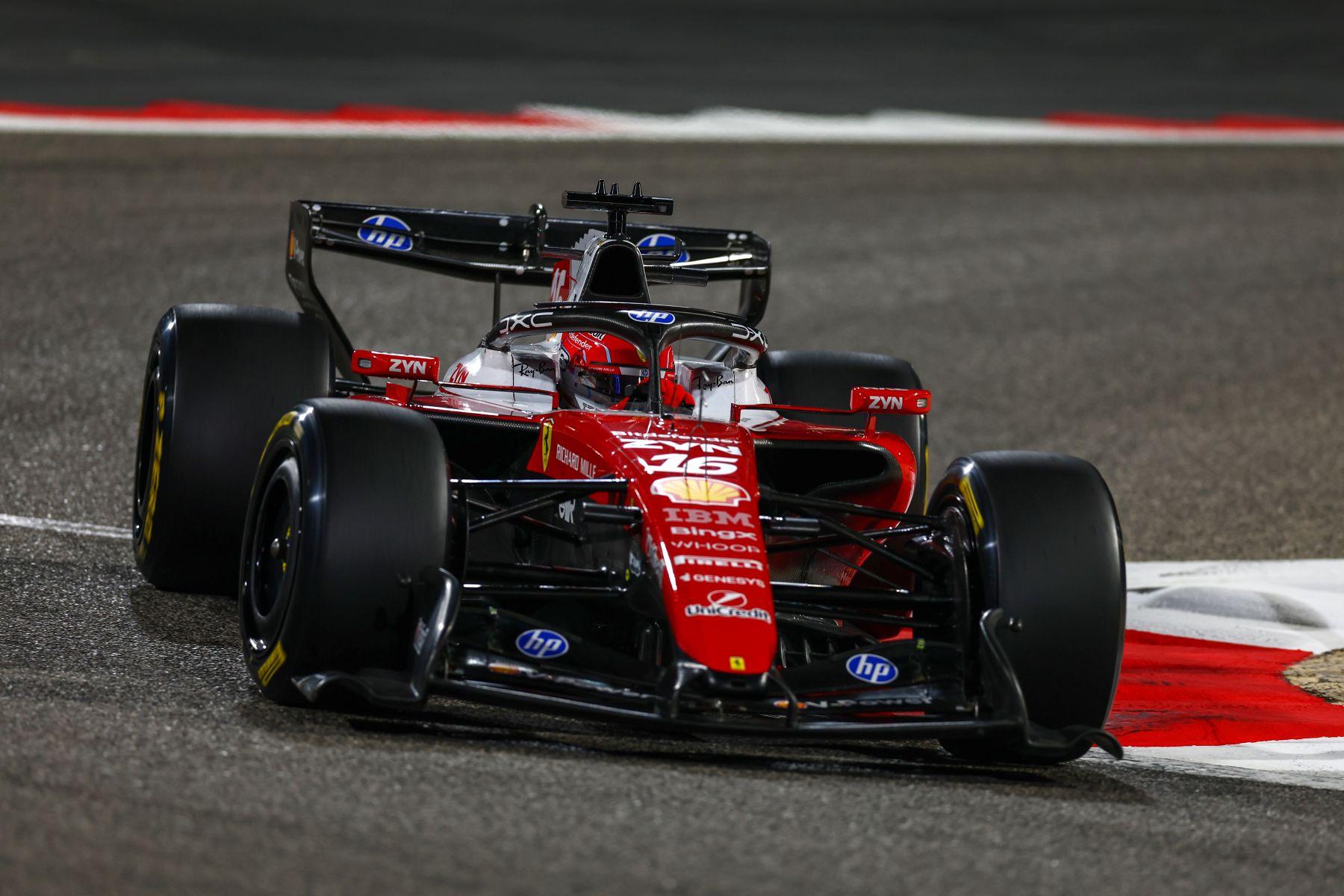Bolid zespołu Ferrari. Za kierownicą siedzi Charles Leclerc