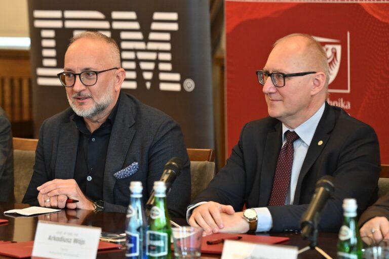 Marcin Gajdziński, dyrektor IBM na Polskę, kraje bałtyckie i Ukrainę (po lewej) oraz rektor Politechniki Wrocławskiej Arkadiusz Wójs