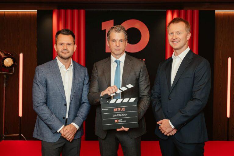 Łukasz Romaniuk (dyrektor ds. inżynieryjnych w warszawskim biurze Netfliksa), Greg Peters (prezes Netfliksa), Łukasz Kłuskiewicz (dyrektor programowy Netfliksa w Europie Środkowo-Wschodniej)