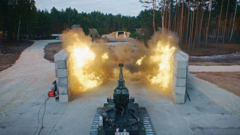 Strzał z działa na poligonie testowym