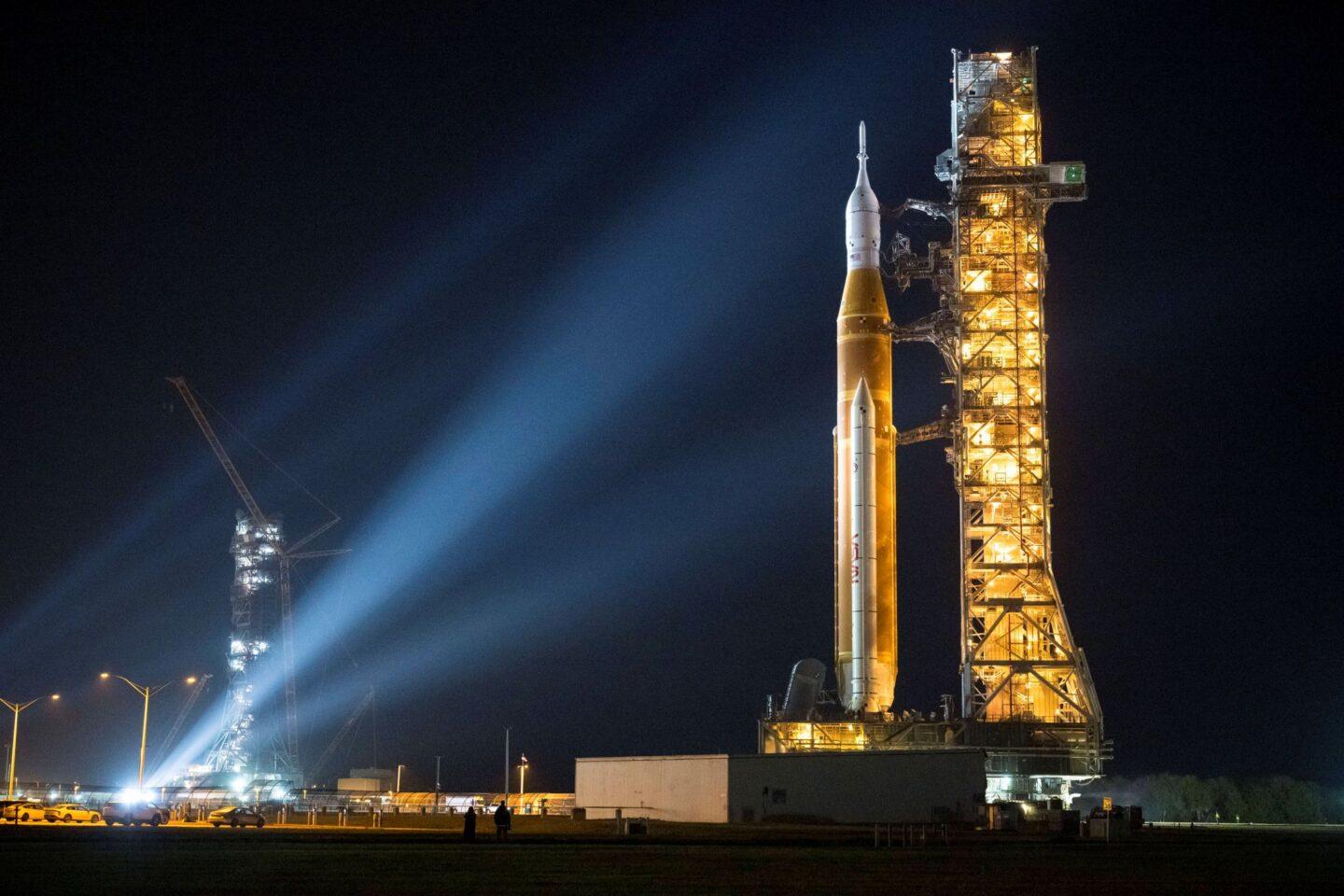 Rakieta nośna ze kapsułą Orion podczas nocnego transportu na wyrzutnię