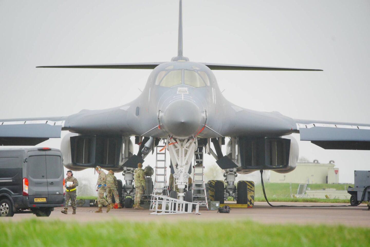 Bombowiec B-1 w bazie RAF Fairford w Gloucestershire