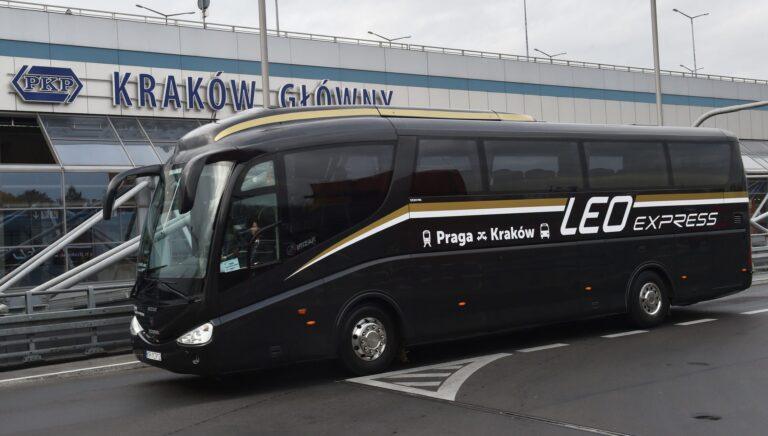 Autobus Leo Express przed dworcem w Krakowie
