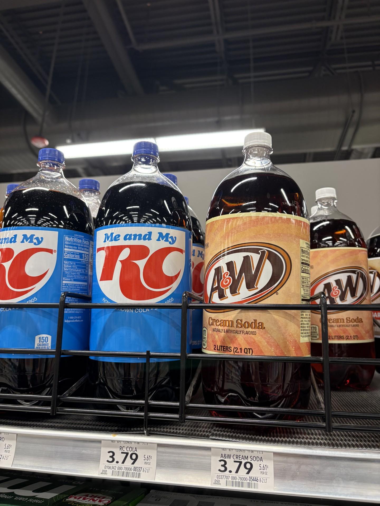 napoje RC Cola i A&W na półce sklepowej