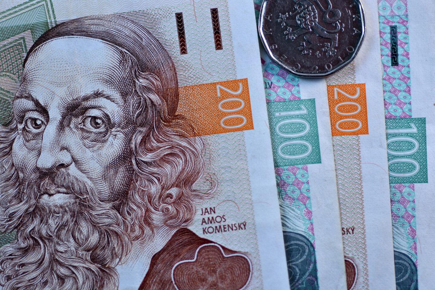 Czeskie korony - banknoty i monety.