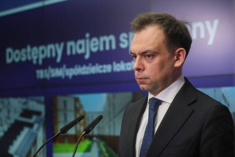 Minister finansów Andrzej Domański podczas konferencji na temat strategii mieszkaniowej rządu