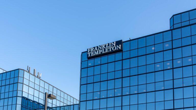 Logo Franklin Templeton na budynku