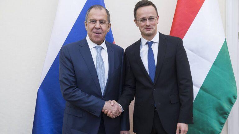 Peter Szijjarto (z prawej) z Siergiejem Ławrowem na zdjęciu z 2016 roku