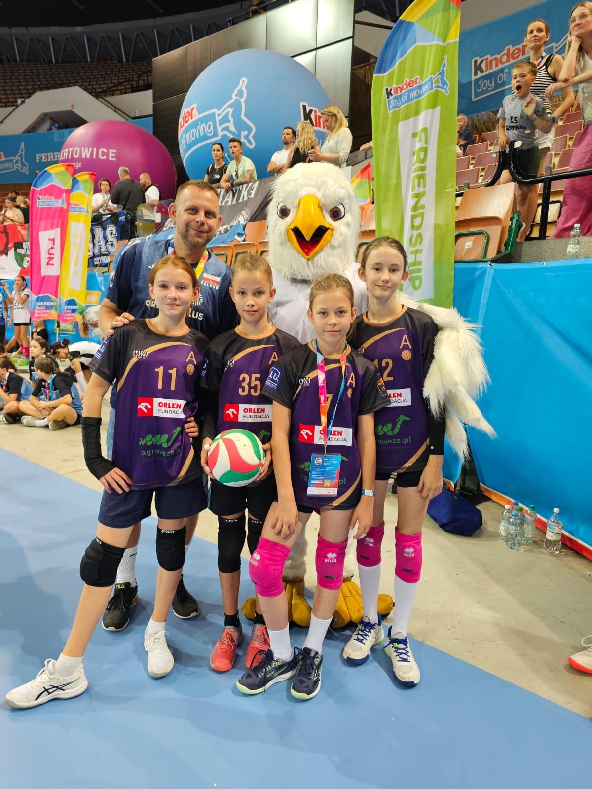 Łukasz Szawracki, założyciel akademii AS Lublin, wraz z młodymi siatkarkami