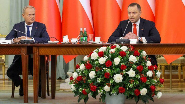 Prezydent Karol Nawrocki (z prawej) i premier Donald Tusk podczas posiedzenia Rady Gabinetowej w Pałacu Prezydenckim w Warszawie.