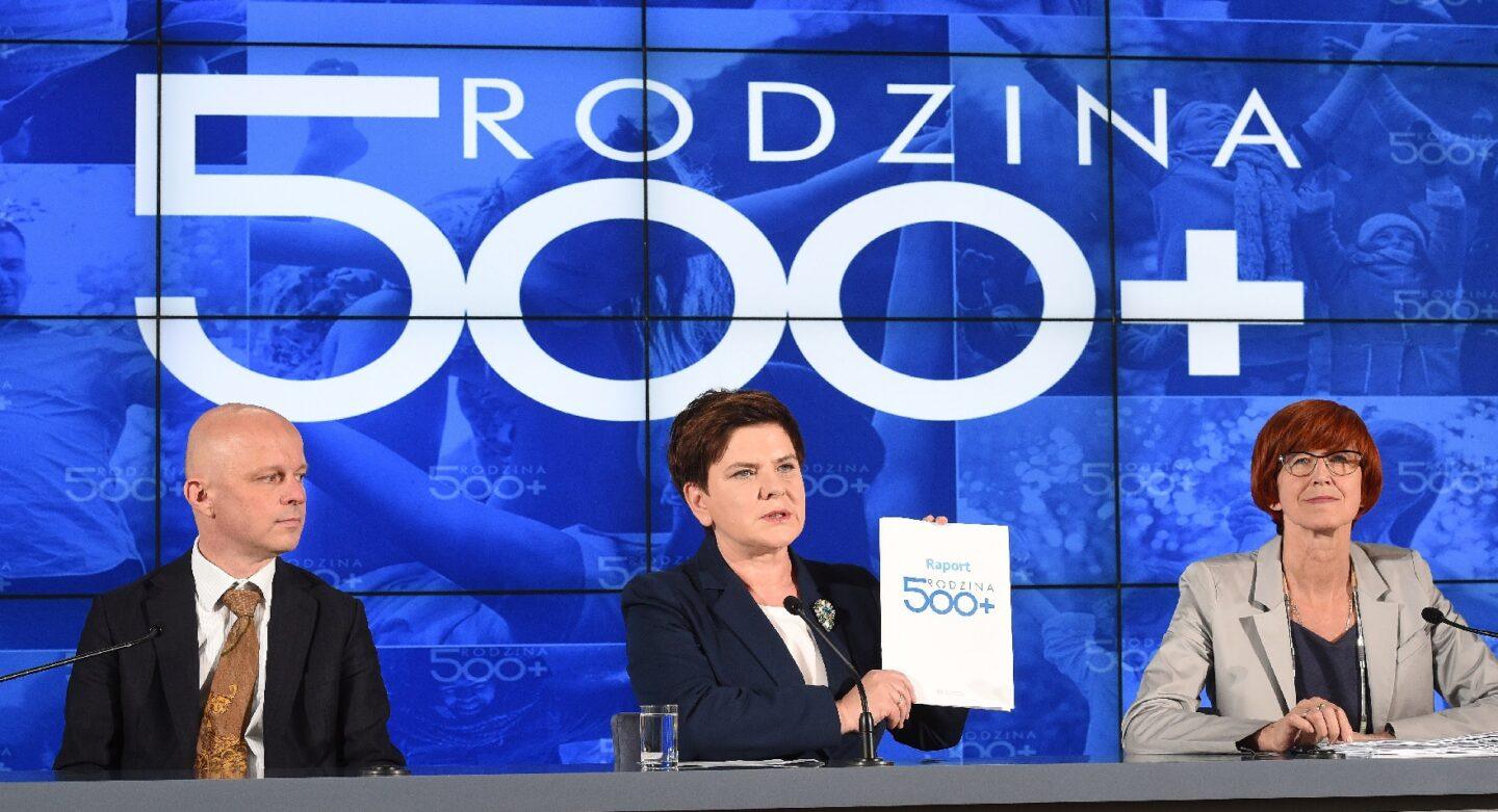 Paweł Szałamacha, Beata Szydło i Elżbieta Rafalska podczas konferencji fot. 500 plus w 2016 roku. Fot. PAP/Radek Pietruszka