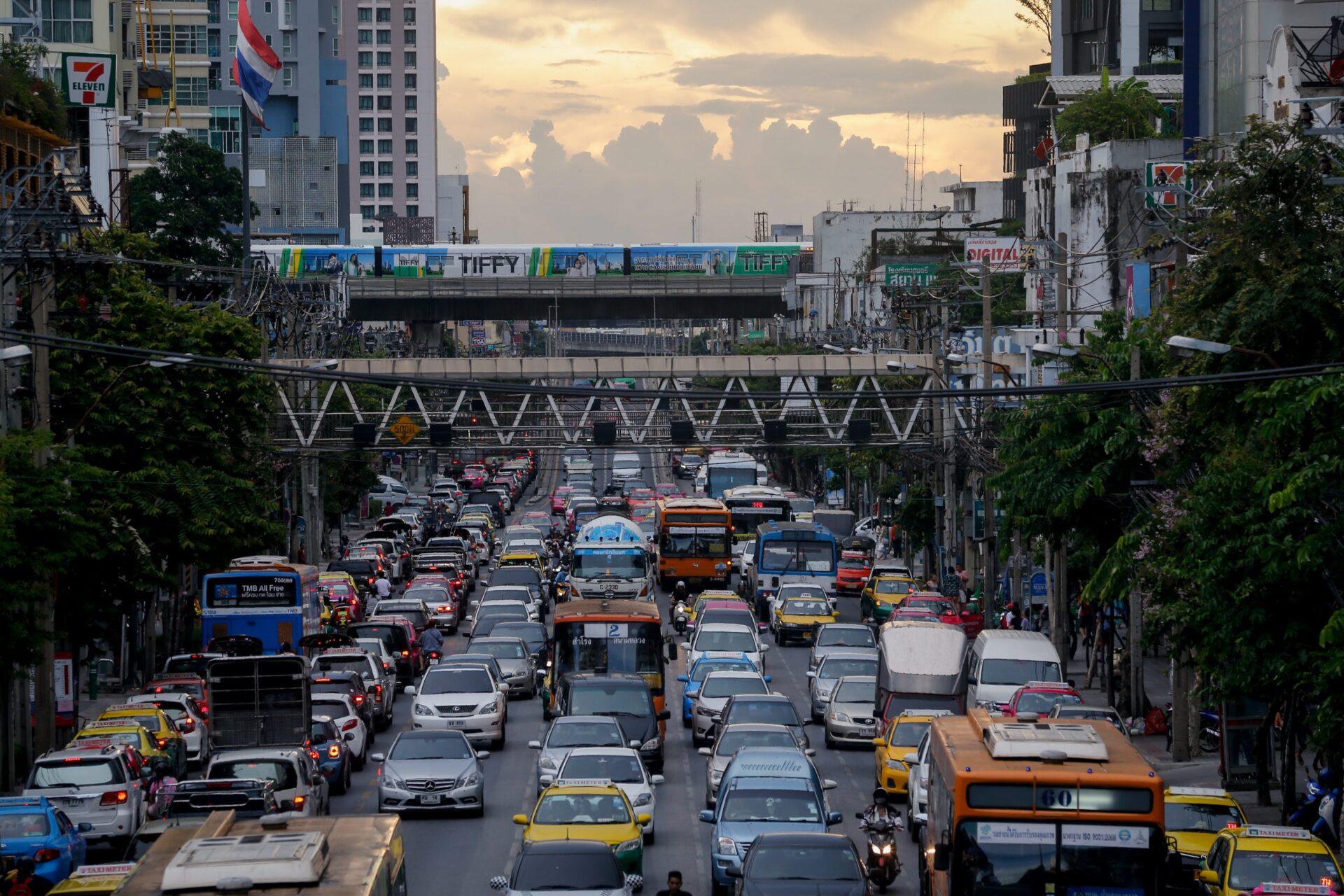 Auta w korku ulicznym na czteropasmowej ulicy w Bangkoku