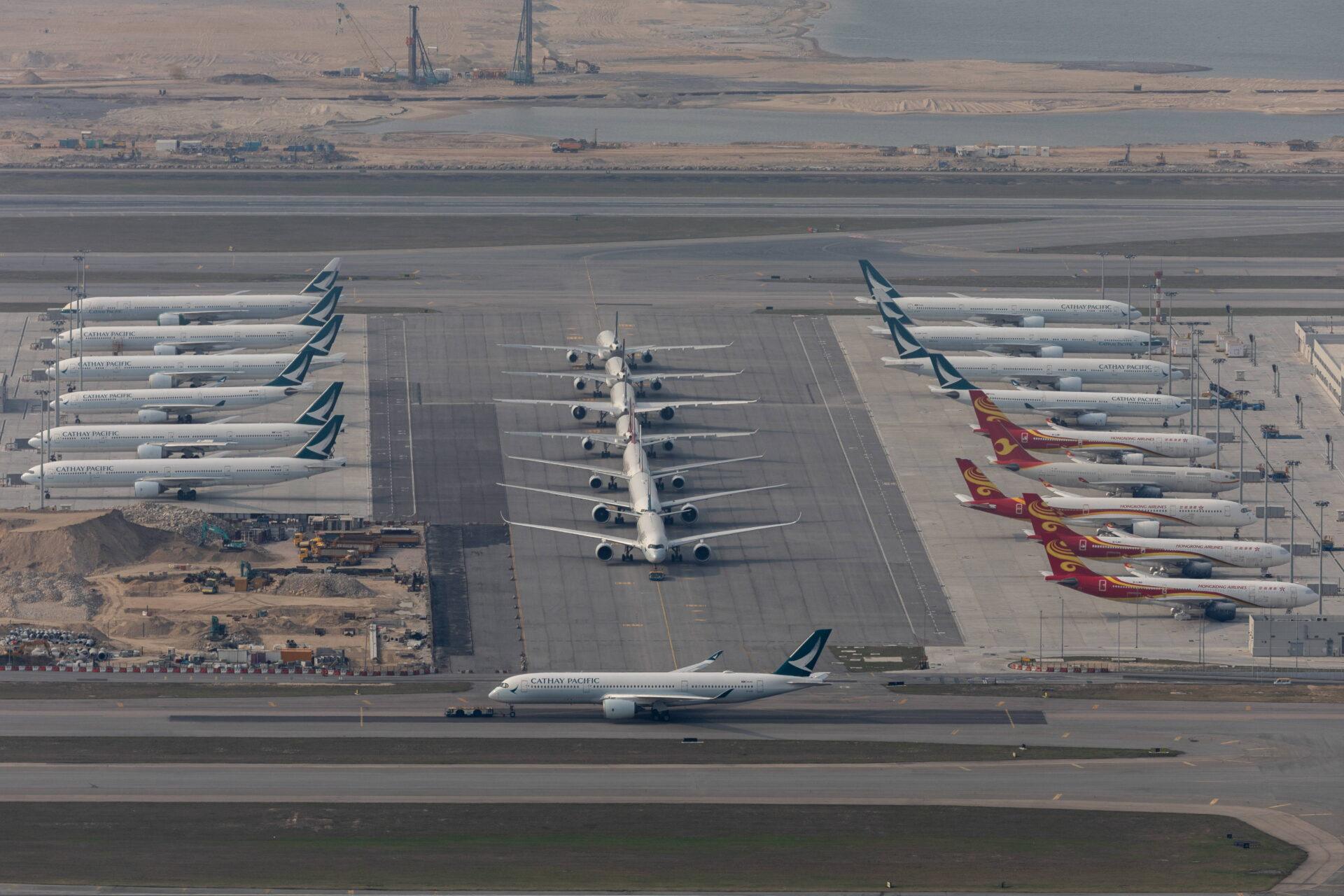 Odrzutowce zaparkowane na płycie lotniska