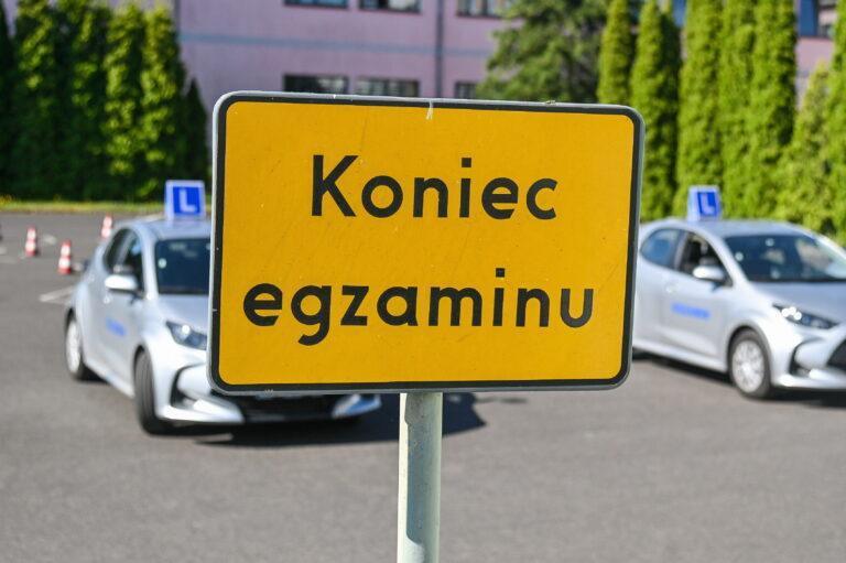 plac manewrowy w trakcie egzaminu na prawo jazdy