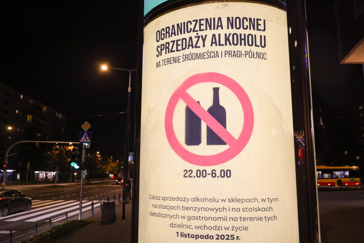 Tablica informacyjna o zakazie nocnej sprzedaży alkoholu