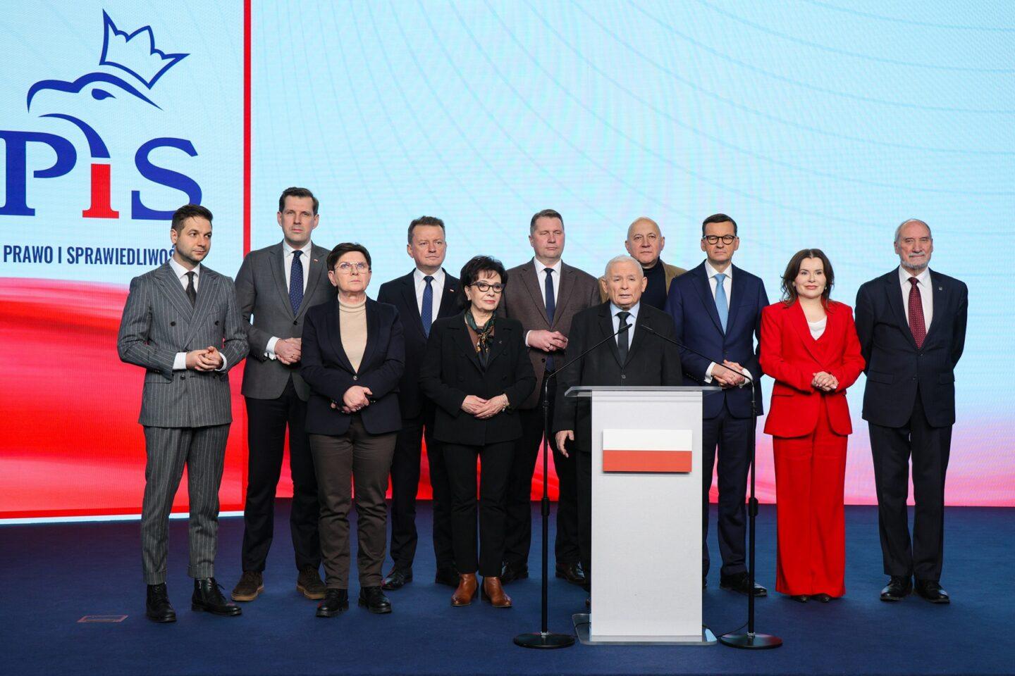 Czołowi politycy Prawa i Sprawiedliwości. Na zdjęciu są Patryk Jaki, Tobiasz Bocheński, Beata Szydło, Mariusz Błaszczak, Elżbieta Witek, Przemysław Czarnek, Jarosław Kaczyński, Joachim Brudziński, Mateusz Morawiecki, Anna Krupka i Antoni Macierewicz.